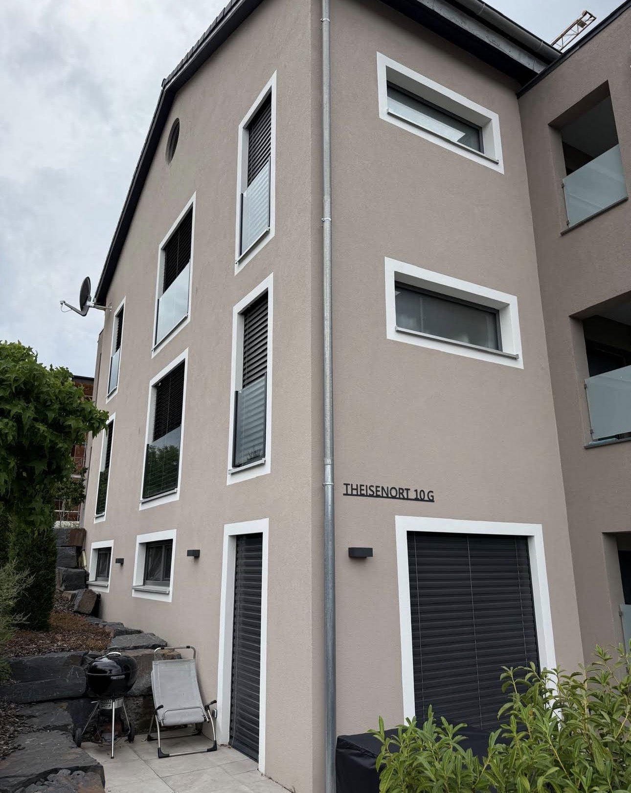 Fassade mit Fenster und Rollläden